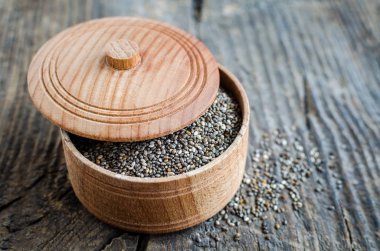 Ahşap bir kase içinde sağlıklı Chia tohum