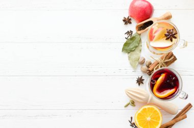 Mulled şarap farklı türde iki bardak