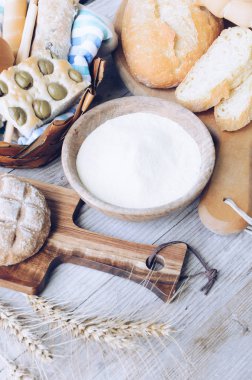 Ahşap masa arkasında pişmiş ekmek çeşitleri