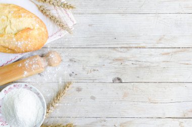 Buğday kulaklı ekmek ve bir kase un.