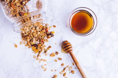 Lezzetli ev yapımı granola