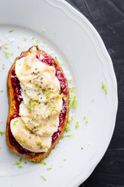 Kahvaltı, atıştırmalık veya öğle yemeği için sağlıklı sandviç