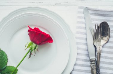 Çatal bıçak takımı ile Sevgililer Günü sekmeli ayarı