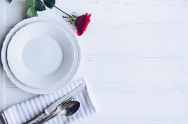 Çatal bıçak takımı ile Sevgililer Günü sekmeli ayarı