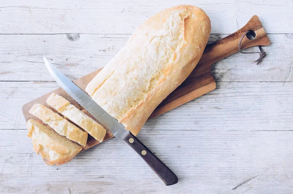 Свіжий ніж для різання шматочків хліба — стокове фото