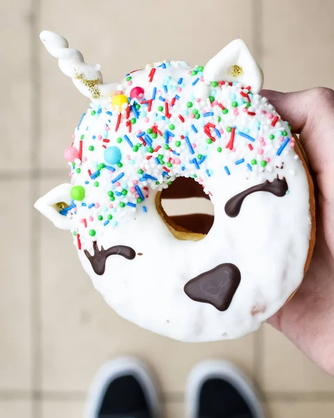 손에 유니콘 도넛 — 스톡 사진