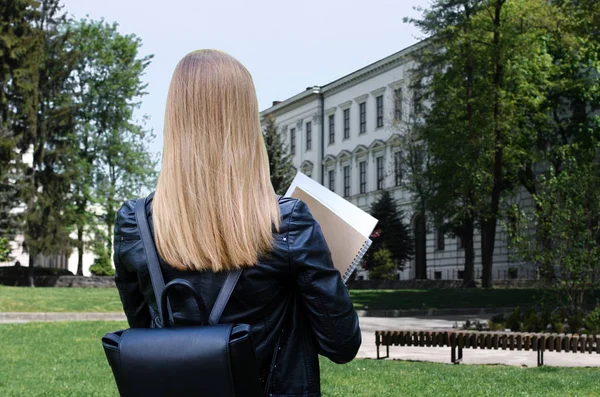 Студентська дівчина на вулиці тримає книги — стокове фото