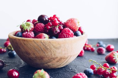 Çeşitli olgun meyveler kase