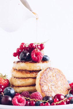 Lezzetli kreplere akçaağaç pekmezi döken kadın.