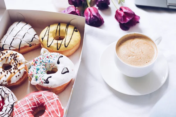 Flat lay donuts caixa e café — Fotografia de Stock