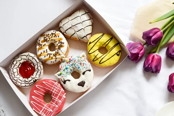 Flat lay donuts caixa e café — Fotografia de Stock