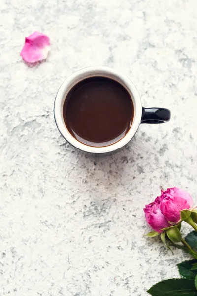 Taza de café de la mañana y ramo de rosas rosadas —  Fotos de Stock