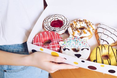 Genç kadın lezzetli donut tutan