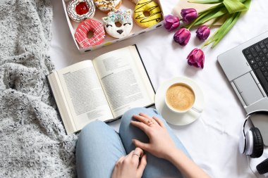 yatakta kahvaltı bahar