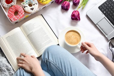 yatakta kahvaltı bahar