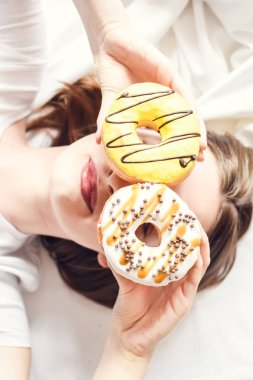Güzel kız donut tutan