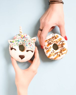 Kadın elinde tek boynuzlu at donut