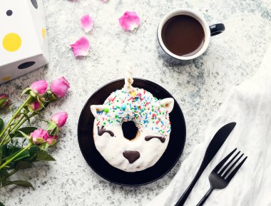 Beyaz sırlı tek boynuzlu at çifonu