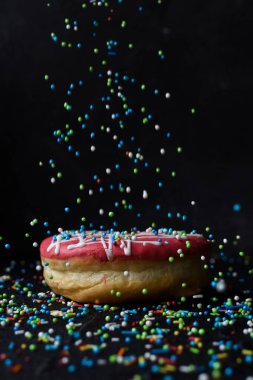 Çörek üzerine düşen sprinkles