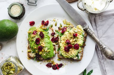 Sağlıklı avokado tostları