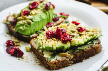 Sağlıklı avokado tostları
