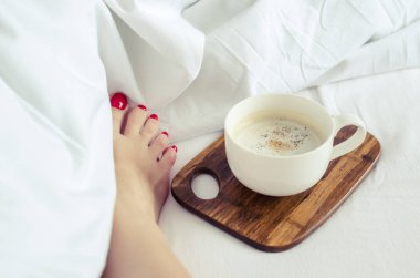 Seksi kadınlar sıcak kahve fincan ı ile kötü rahatlatıcı