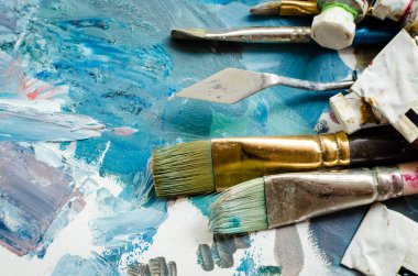 Sanatçı boya fırçaları ve yağlı boya tüpleri