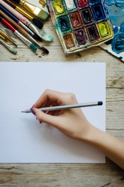 Yaratıcı sanatçı işyeri düz yatıyordu, ahşap arka plan üzerinde mockup