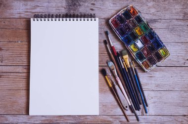 Yaratıcı sanatçı işyeri düz yatıyordu, ahşap arka plan üzerinde mockup