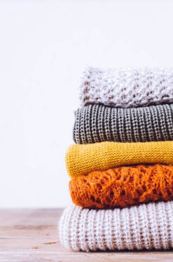 Örgü yün kazaklar.