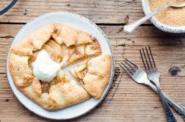 Ev yapımı elma tarçın galette