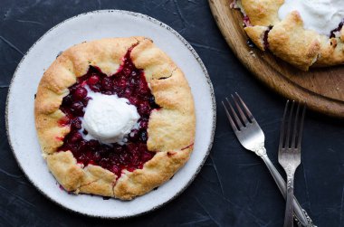 Ev yapımı kızılcık galette