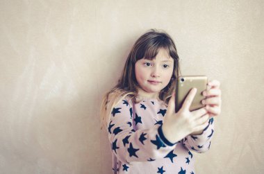 Küçük kız almak bir selfie