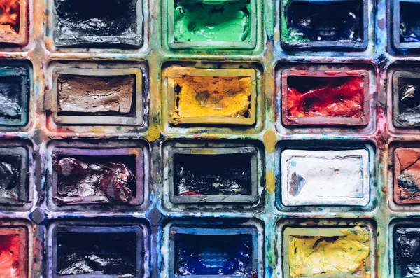 Kunstenaar verf borstels en aquarel paintbox — Stockfoto