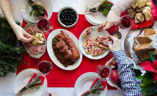 Vista superior das pessoas que gostam de jantar de Natal juntos — Fotografia de Stock