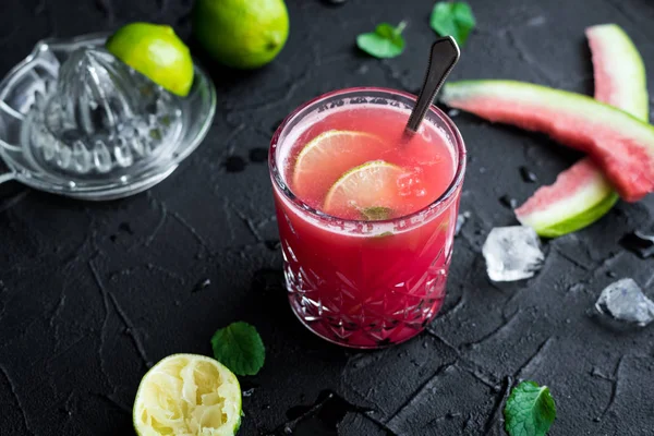 Watermelon drink in glasses with lime and mint — Stock Photo, Image