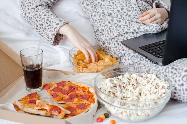 Beautiful young woman eating unhealthy food — Stock Photo, Image