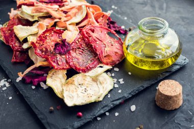 Sağlıklı organik ev yapımı sebze cipsi.