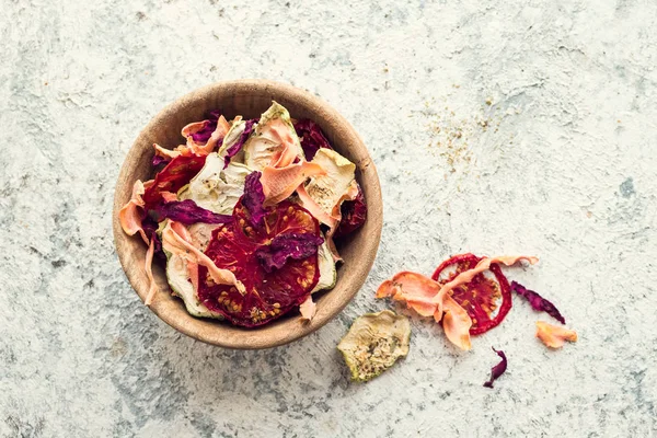 健康的な有機自家製野菜チップ — ストック写真