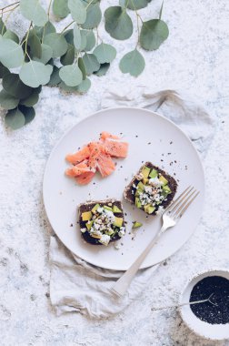 Sağlıklı kahvaltı masada.