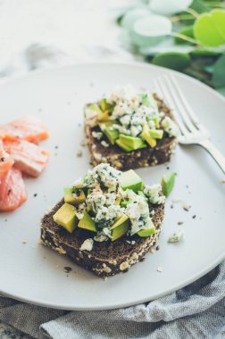 Sağlıklı kahvaltı masada.