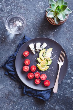 Sağlıklı kahvaltı masada.