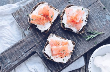 Sağlıklı kahvaltı masada.