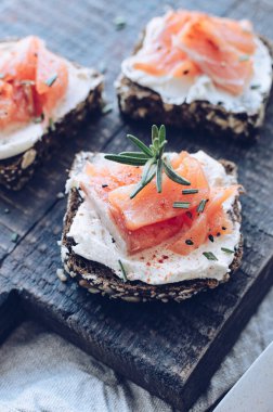 Sağlıklı kahvaltı masada.