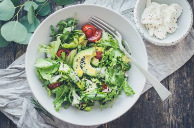 Masanın üzerinde sağlıklı salata