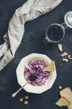 Sağlıklı kahvaltı masada.
