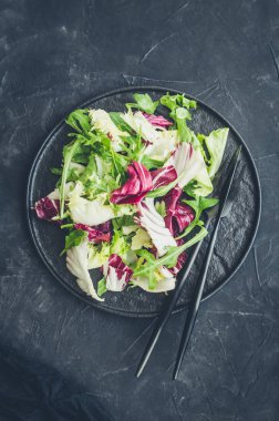 Masanın üzerinde sağlıklı salata