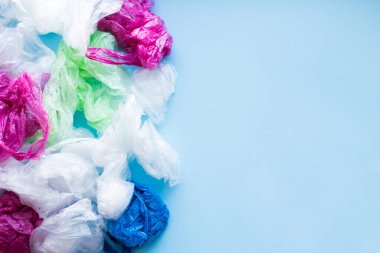 Bir sürü tek kullanımlık plastik torba dokusu var. Sıfır atık. Sürdürülebilir yaşam, plastiksiz konsept. Eko dostu plastik eşyalar. Üst Manzara. Boşluğu kopyala.