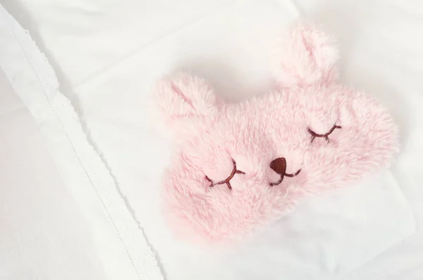 Белая Простыня Одеяло Подушки Симпатичной Розовой Маской Сна Кровати Отдых — стоковое фото