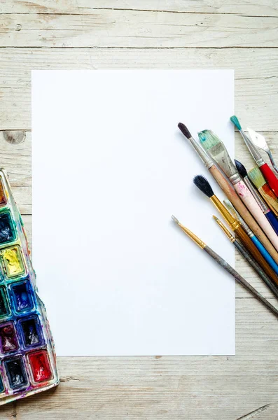 Pennelli Artistici Paintbox Acquerello Sfondo Legno Con Foglio Carta Vuoto — Foto Stock